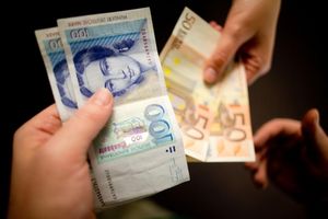 Zufallsfund oder aus Nostalgie über Jahre aufbewahrt: Jahr für Jahr tauschen Menschen Millionensummen alter D-Mark-Bestände bei der Bundesbank in Euro um. (Symbolbild) - Foto: Kay Nietfeld/dpa