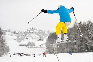 Auf Skipisten in Österreich und der Schweiz sind am Wochenende erneut mehrere Menschen verunglückt. - Foto: Andreas Becker/KEYSTONE/dpa