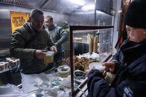 In Kiew geben die Streitkräfte warme Mahlzeiten für Menschen aus, die in ihren Häusern keinen Strom mehr haben. - Foto: Danylo Antoniuk/AP/dpa