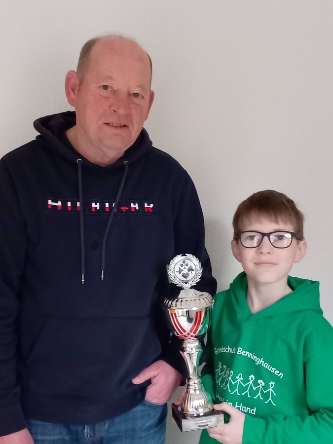 Theo Salmen und sein stolzer Enkel Bennet mit dem Pokal. Foto: Salmen