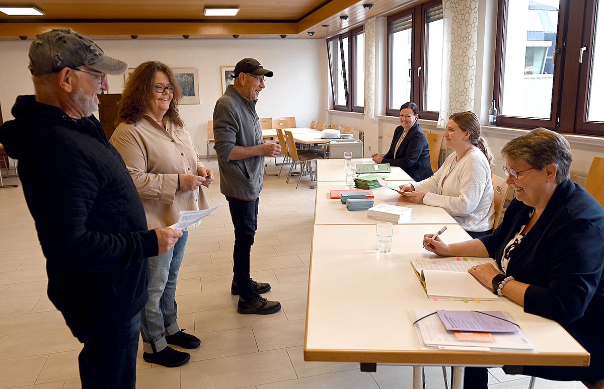 Ausgesprochen gut gelaunt gehen Wähler und Wahlhelfer in Erwitte in den heutigen Kommunalwahltag. Foto: Dieter Tuschen