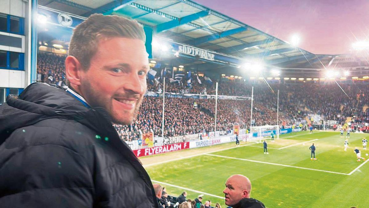 „Ich habe bei der Arminia seit 2002 alle Höhen und Tiefen miterlebt“, sagt Bielefeld-Fan Tobias Schröder aus Lippstadt. Mit dem Einzug ins DFB-Pokalfinale schaffte der Drittligist Historisches. „So schnell werden wir das bestimmt nicht wieder erleben“, ist sich Schröder sicher. Das Hotel für Berlin am 24. Mai, dem Tag des Endspiels, ist bereits gebucht. Foto: Privat