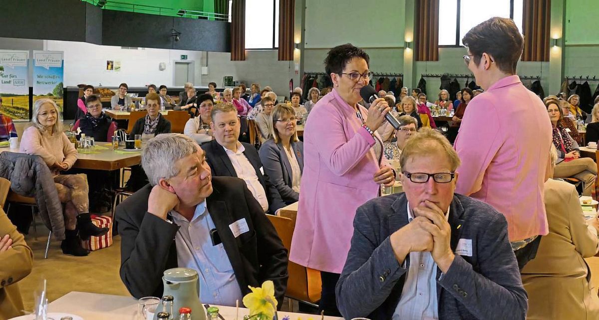 200 Frauen wareb jetzt zu Gast in der Südlichen Schützenhalle in Lippstadt auf dem Kreislandfrauentag 2024.