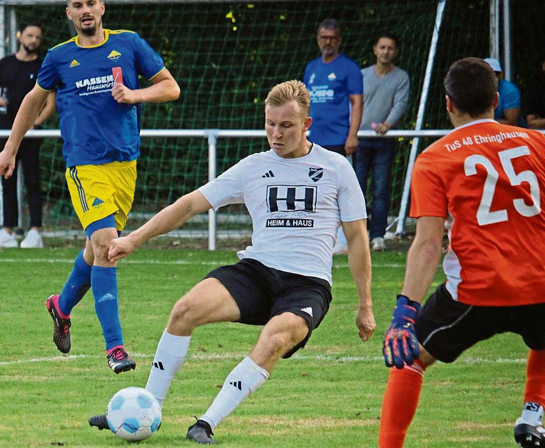 Die A-Liga ballert endlich wieder los, so wie Knipser Luis Lass (in Weiß). Eine spannende Saison wird erwartet. Gleich zum Auftakt gibt’s in Störmede das Duell mit dem Nachbarn aus Geseke. Foto: Heinke