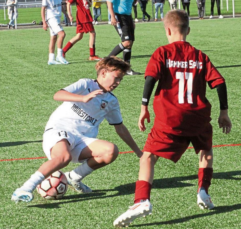 Auf dem Hosenboden landeten die CII-Junioren des SV Lippstadt (in Weiß) zwar nicht, doch gegen Hamm und in Soest musste man sich jeweils mit einem 1:1 begnügen. Foto: Dannhausen