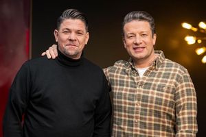 Duell der Spitzenköche: Weltstar Jamie Oliver tritt erstmals gegen den deutschen TV-Liebling Tim Mälzer an. - Foto: Markus Hertrich/RTL/dpa