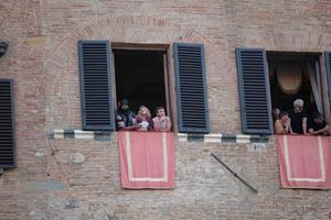 Madonna verfolgte an ihrem 67. Geburtstag das «Palio di Siena». - Foto: Fabio Sasso/ZUMA Press Wire/dpa