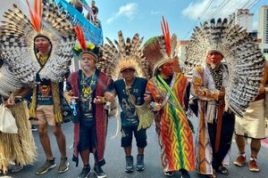 Tausende Indigene und internationale Klimaschützer zogen durchs Zentrum der Millionenstadt Belém. - Foto: Torsten Holtz/dpa