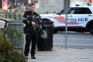Mitten in Washington sind am Mittwochnachmittag (Ortszeit) Schüsse gefallen. - Foto: Mark Schiefelbein/AP/dpa