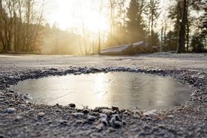 Auf den Straßen kann es wieder glatt werden (Archivbild). - Foto: Uwe Anspach/dpa