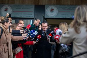 Kosovos Ministerpräsident Kurti sichert sich bei der Neuwahl in seinem Land ein weiteres Regierungsmandat. - Foto: Visar Kryeziu/AP/dpa