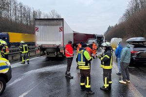 Glätte hat auf der A44 eine Unfallserie ausgelöst. - Foto: Christian Müller/dpa