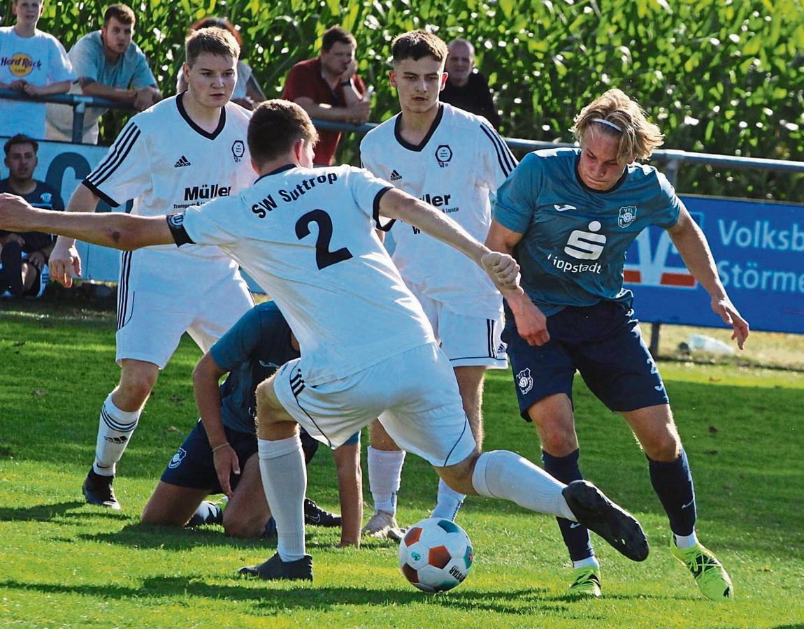 Der VfL Hörste/Garfeln (in Grau) ist derzeit schwer zu schlagen. Diese Erfahrung machten nun auch die Kicker der SG Suttrop/Kallenhardt, die bei der 0:2-Niederlage nur zu einigen Halbchancen kamen. Foto: Brand