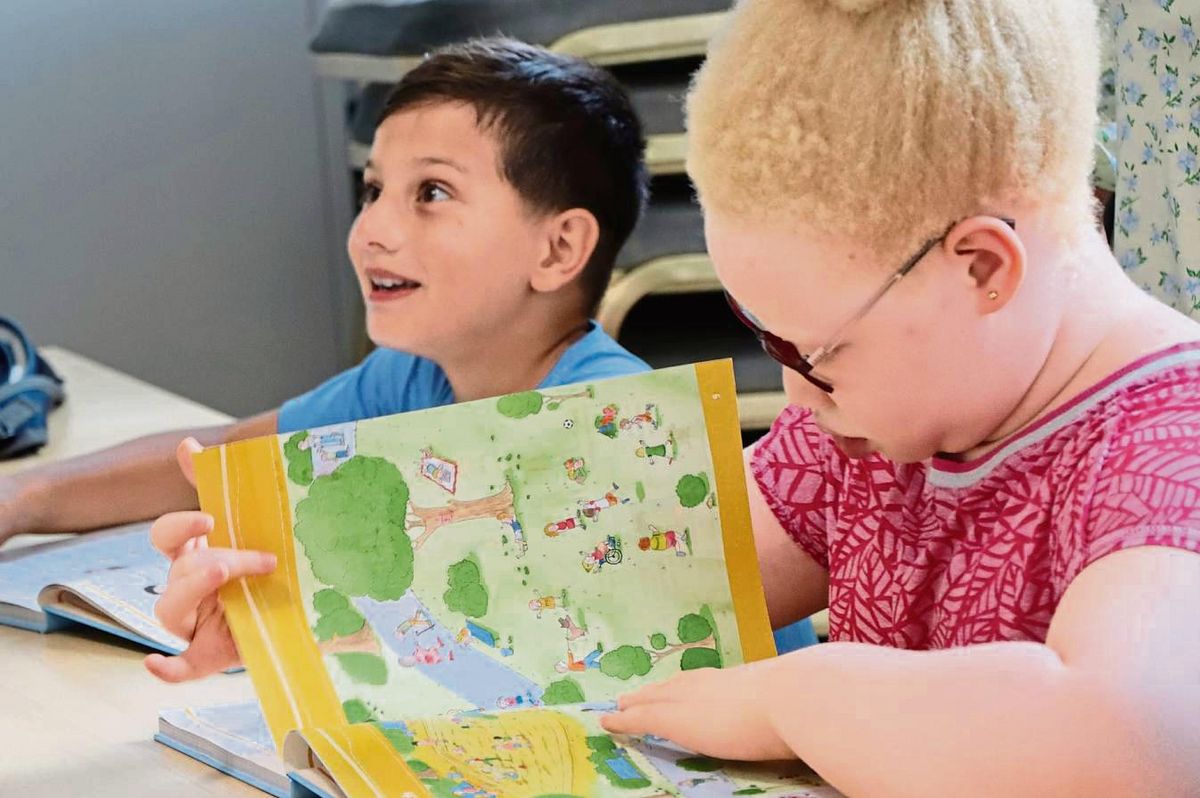 Auch wenn es in den Ferien zur Schule geht: Den meisten Kindern scheint der Deutschunterricht Spaß zu machen. Fotos: Dietz