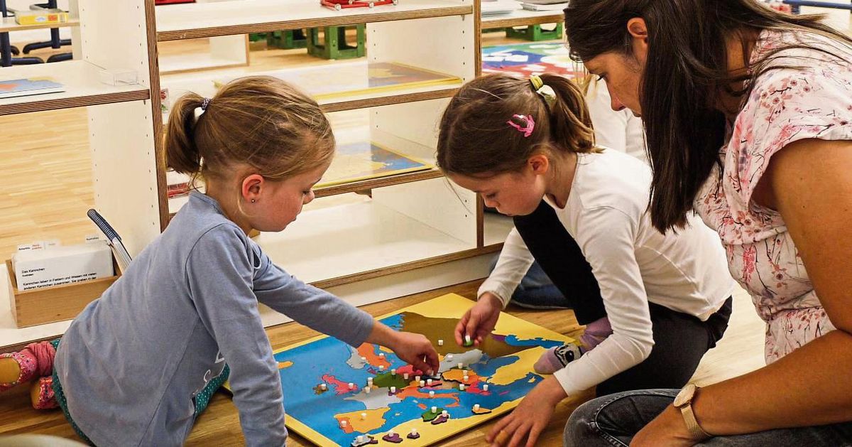 Die Kinder in der Zukunftsschule entscheiden selbst, was sie lernen wollen – mit Montessori-Materialien.