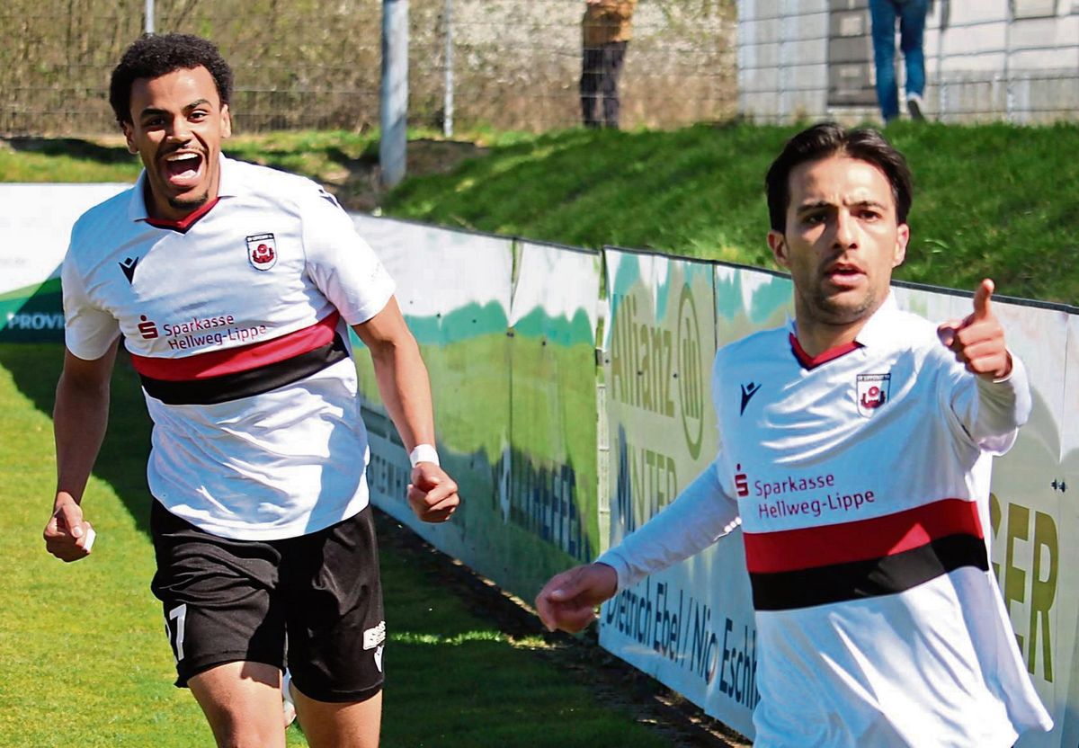 Hat der SV Lippstadt einen neuen Knipser in seinen Reihen? Scheint fast so. Nach seinem Supertor gegen Rhynern war Mustafa Dogan (r.) auch in Gievenbeck mit dem 1:0 zur Stelle. David Dören (l.) hatte mustergültig den Treffer aufgelegt. Fotos: Heinke