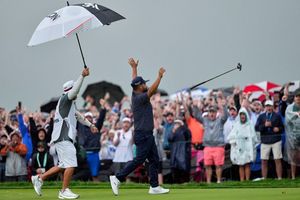 Spaun jubelt nach dem 20-Meter-Putt zum Sieg. - Foto: Carolyn Kaster/AP/dpa