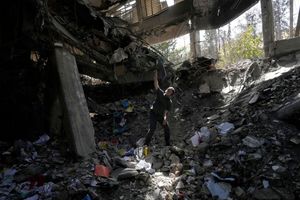 Ein Mann zeigt auf Schäden im Bürogebäude des Ewin-Gefängnisses in der iranischen Hauptstadt. - Foto: Vahid Salemi/AP/dpa
