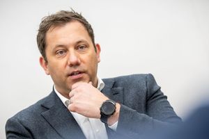 Vizekanzler Lars Klingbeil. Die deutsche Haltung zum Verbrenner-Aus könnte Thema im Koalitionsausschuss werden. - Foto: Michael Kappeler/dpa