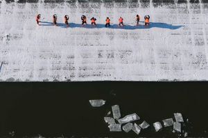 Songhua-Fluss in Harbin: Eissammlung für den Bau von Winterattraktionen. - Foto: Zhang Tao/XinHua/dpa