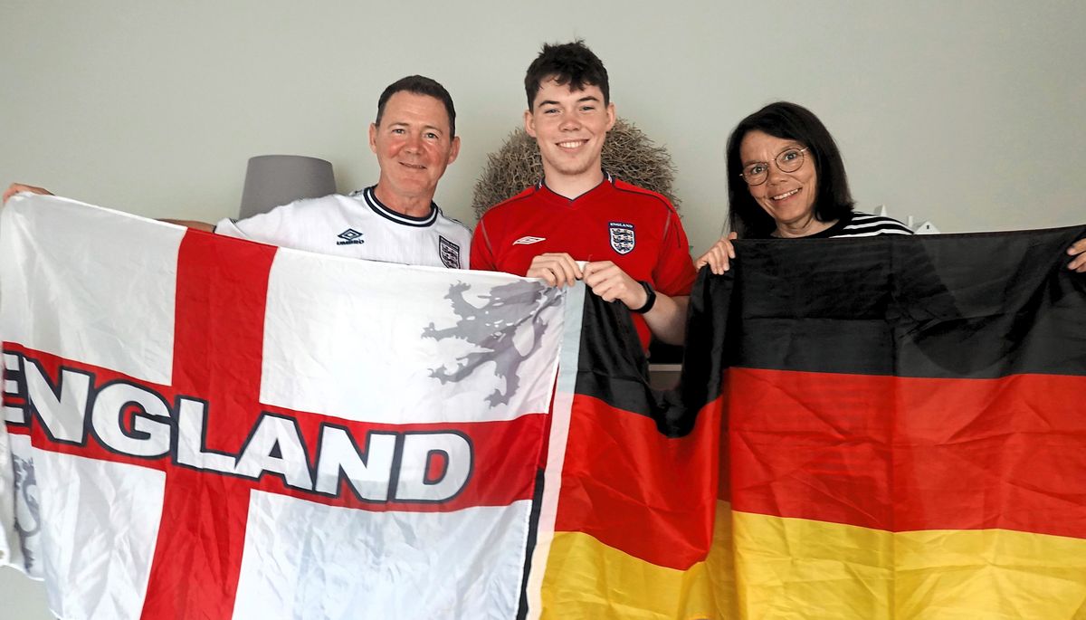 In Überzahl: Paul (l.) und Sohn Tom fiebern mit den Three Lions, Manuela Williams setzt auf Schwarz-Rot-Gold. Foto: Vielberg