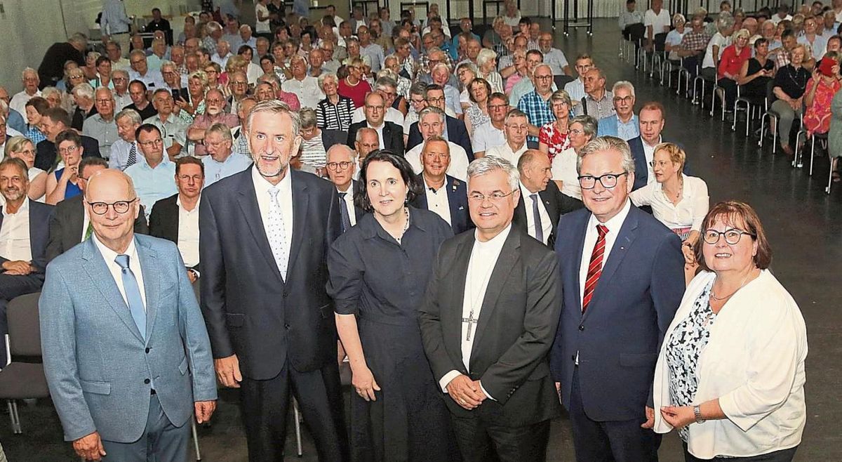 Viel los beim Tag des Landvolks und viel Prominenz (v.l.): Präsident des Westfälisch-Lippischen Landwirtschaftsverbands (WLV) Hubertus Beringmeier, bayerischer Bauernpräsident Günther Felßner, Direktorin Barbara Leufgen, Erzbischof Dr. Udo Markus Bentz, Bürgermeister Michael Dreier und Vizepräsidentin des WLLV Annegret Langehanenberg. Fotos: Laame