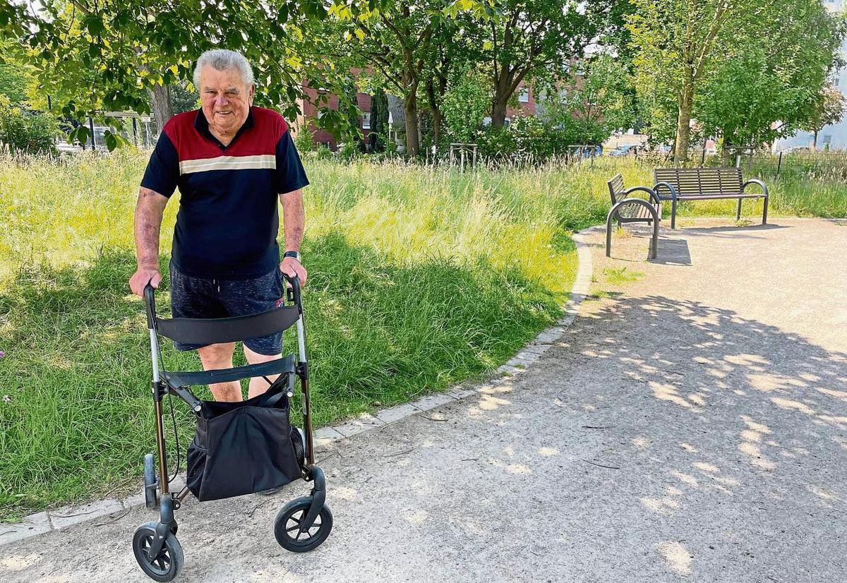 Günter Rausch steht mit seinem Rollator im Schatten, die Bänke im Heuss-Park hingegen in der Sonne. Foto: Rückert