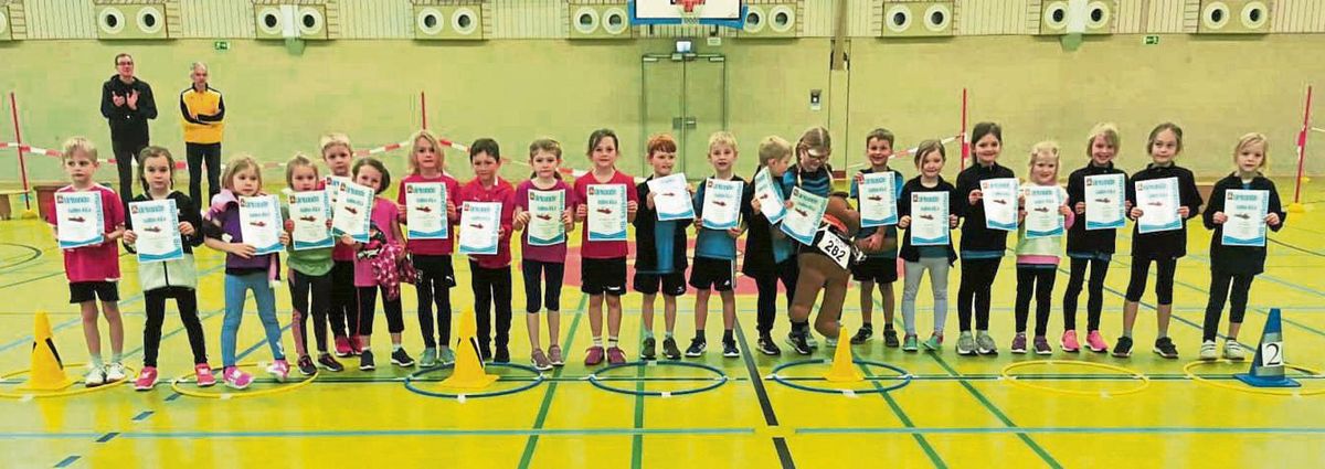 Hier geht keiner leer aus. Stolz präsentieren die Kids ihre Urkunden, die sie für ihre erfolgreiche Teilnahme am 5. Hallen-Kinderleichtathletik-Wettkampf des VfB Salzkotten erhielten. F oto: Rupert