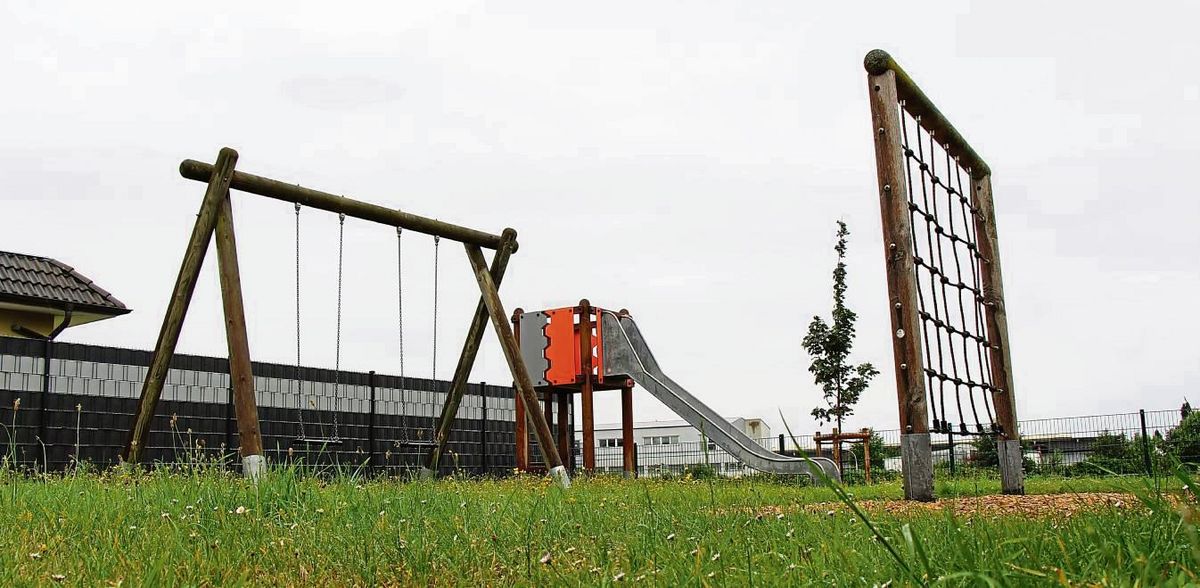 Schaukel, Rutsche, was zum Klettern – mehr nicht: Der Spielplatz am Rotdornweg ist nicht nur bei Regen trist. Foto: Löseke