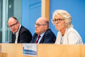 Kommissionschefin Christiane Schönefeld, Arbeitgeber-Verhandlungsführer Steffen Kampeter (M) und Gewerkschaftsverhandlungsführer Stefan Körzell sind sich einig beim Mindestlohn. - Foto: Michael Kappeler/dpa