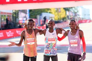 Jacob Kiplimo (M) aus Uganda hat den Chicago-Marathon gewonnen. - Foto: Richard Dizon/ZUMA Press Wire/dpa