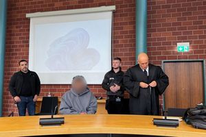 Dem angeklagten 50-Jährigen wird Mord aus niedrigen Beweggründen vorgeworfen. - Foto: Aleksandra Bakmaz/dpa