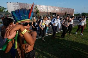 Indigener Protest blockiert Zugang zum COP30-Gipfel - Foto: Fernando Llano/AP/dpa