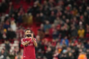 Nur ein Dankeschön - oder schon ein Abschied? Mo Salah nach dem Liverpooler Sieg - Foto: Jon Super/AP/dpa