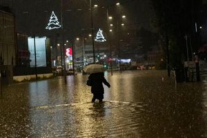 Der Sturm richtete in verschiedenen Ländern des Mittelmeers - wie hier in Griechenland - erhebliche Schäden an. - Foto: Petros Giannakouris/AP/dpa
