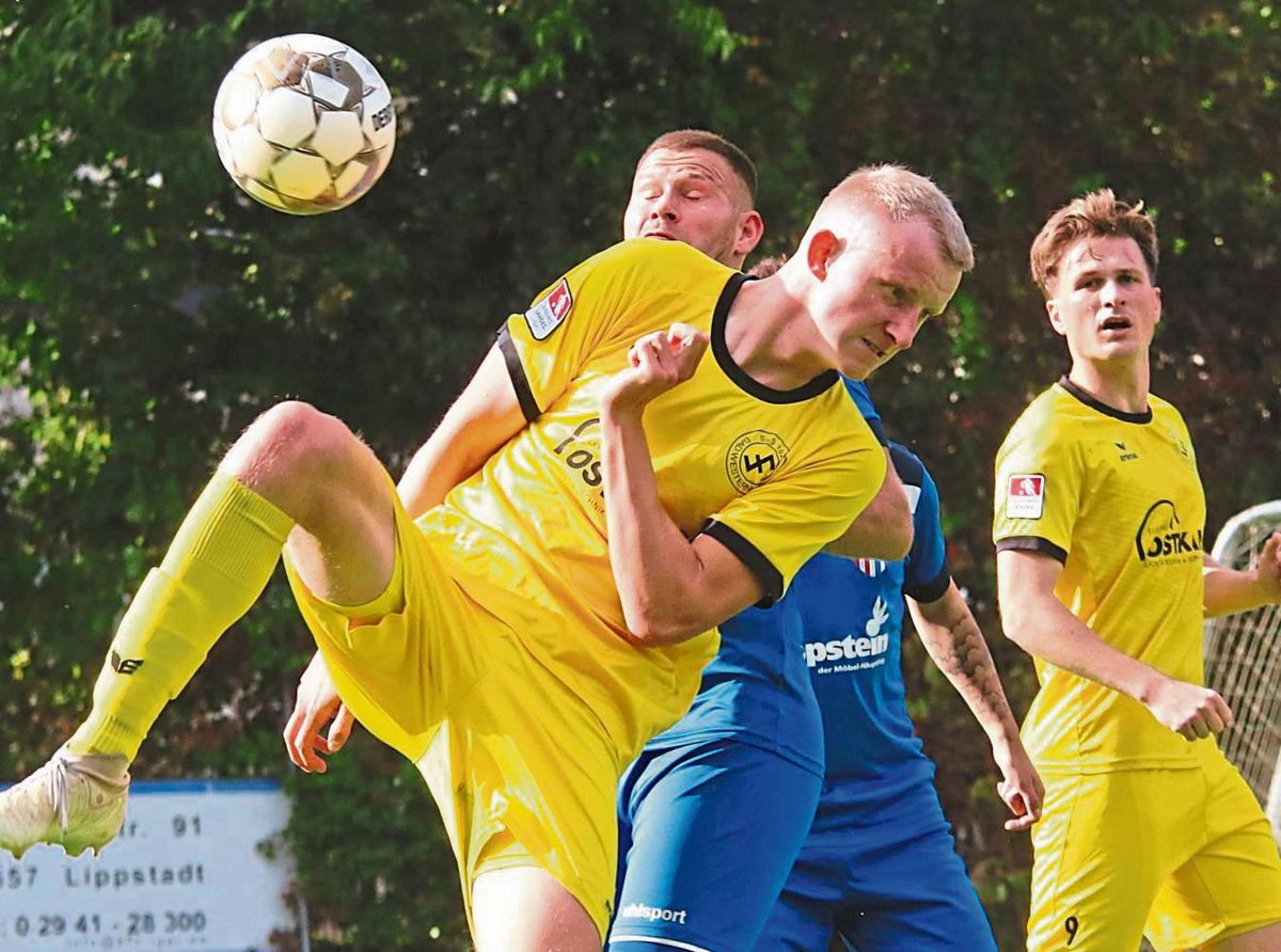 In die Startelf des SuS Bad Westernkotten war Henning Klebolte (vorne) gerutscht. Doch auch er konnte am Ende beim 1:2 gegen Schmallenberg/Fredeburg die erste Heimniederlage des SuS nicht verhindern. Foto: Thomas Wiegand