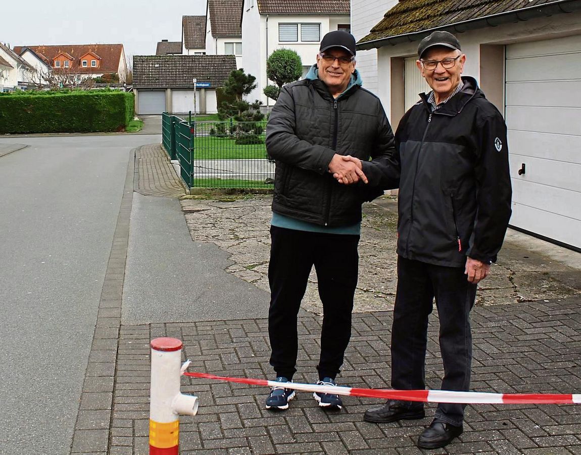 Die Anwohner der Humboldtstraße, hier vertreten von Miroslav Rudnik und Georg Beck (r.), setzen sich schon lange für Veränderungen an ihrer Straße ein. Fußwege (Hintergrund) gibt es vereinzelt an der Straße, diese sind jedoch zu schmal für Rollatoren und Kinderwagen. Ein Lösungsvorschlag: Einbahnstraße. Foto: Mintert