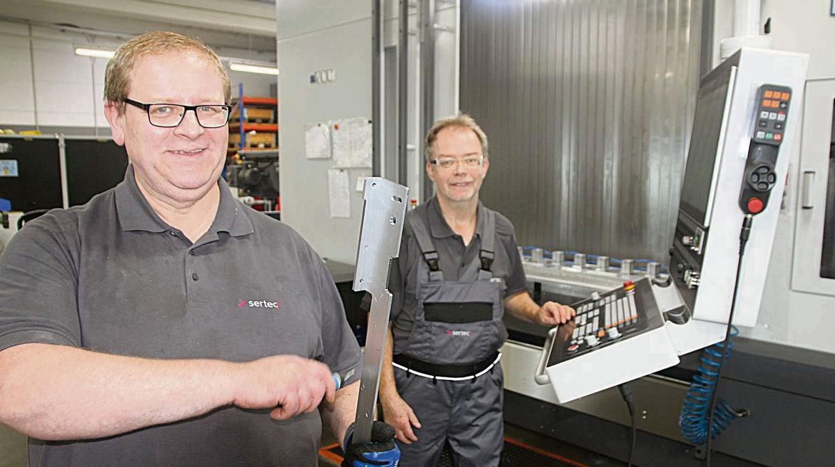 Im Metallbereich bei Serteq arbeiten auch Janus Makuch und Hubert Schmidt. Aus den entgrateten Aluminium-Schienen im Bild werden später mal Haltegriffe in Bussen. Fotos: Schwade