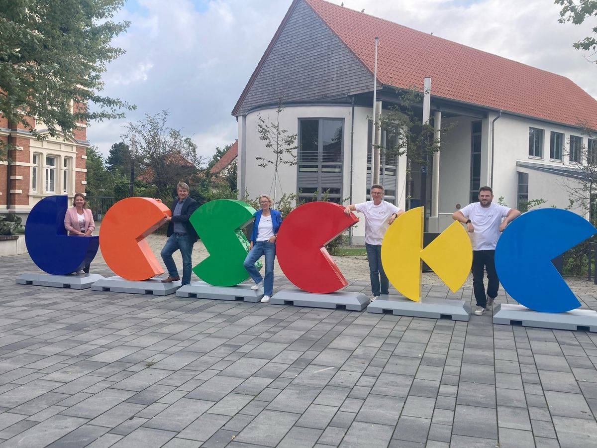 Die Stadt Geseke hat heute ihr neues Marketing-Logo vorgestellt. Das Logo steht aktuell als Fotomotiv auf dem Marktplatz. Foto: Frenz