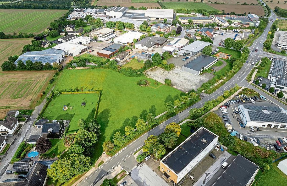 Das Grundstück für das neue Anröchter Feuerwehrgerätehaus liegt an der Kliever Straße. Foto: Eickhoff