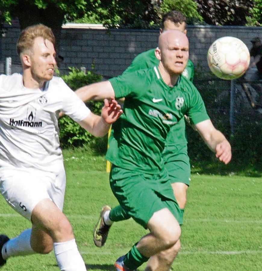 Es hat nicht gereicht: Lucas Kleine-Hollenhorst (r.) und der SuS Cappel müssen die Bezirksliga verlassen. Gegen Delbrück II hieß es am Ende 1:1. Fotos: Schlink