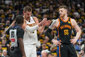 Isaiah Hartenstein (r.) verbuchte für die Oklahoma City Thunder zehn Punkte gegen die Denver Nuggets. - Foto: Kyle Phillips/AP/dpa