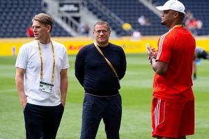 Beim ersten WM-Spiel waren Sportdirektor Christoph Freund (l) und Sportvorstand Max Eberl in den USA noch vereint. Rechts Trainer Vincent Kompany. - Foto: Sven Hoppe/dpa