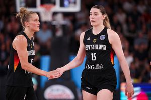 Das WNBA-Duo Leonie Fiebich und Luisa Geiselsöder (r) hat Deutschland bei der EM auf Platz fünf geführt. - Foto: Christian Charisius/dpa