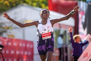 Ruth Chepngetich lief in Chicago als erste Frau einen Marathon unter 2:10 Stunden. - Foto: Tess Crowley/Chicago Tribune/AP/dpa