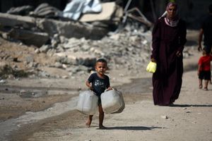 Ein Kind trägt Kanister, während Palästinenser versuchen, ihren täglichen Wasserbedarf zu decken, indem sie Kanister aus Wassertankwagen füllen, die in das Gebiet in Gaza-Stadt gebracht wurden. - Foto: Omar Ashtawy/APA Images via ZUMA Press Wire/dpa