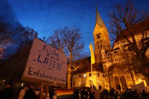 Mehr Laienbeteiligung gehört zum Forderungskatalog von reformorientierten Katholiken. (Archivbild) - Foto: Karl-Josef Hildenbrand/dpa
