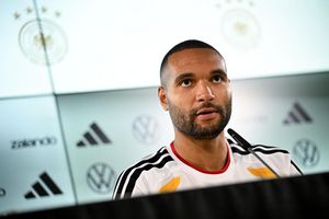 Jonathan Tah hat über besondere Herausforderungen für zwei junge Nationalteamkollegen gesprochen. - Foto: Julian Stratenschulte/dpa