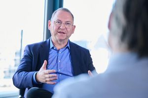 Verdi-Chef Frank Werneke: «Es ist da eine sehr kämpferische Stimmung.» - Foto: Annette Riedl/dpa