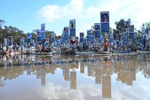 Gedenktafeln stehen auf dem Gelände der Nova Festival Memorial Gedenkstätte. (Archivbild) - Foto: Elisa Schu/